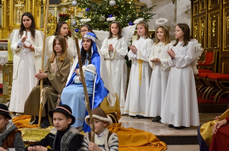 Trzej Królowie i kolędnicy z Połomia w bocheńskiej bazylice