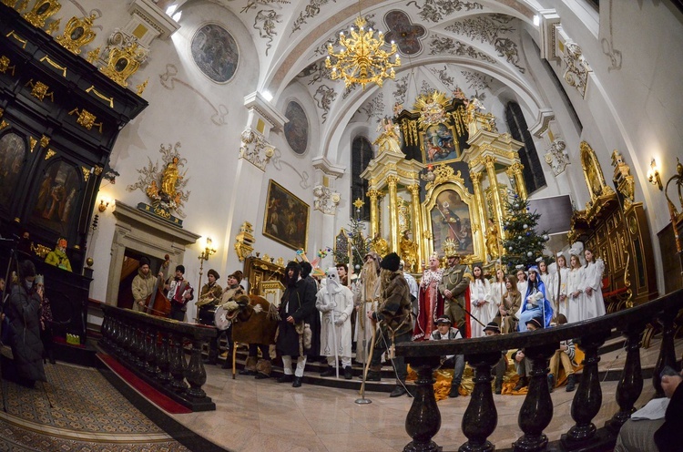 Trzej Królowie i kolędnicy z Połomia w bocheńskiej bazylice