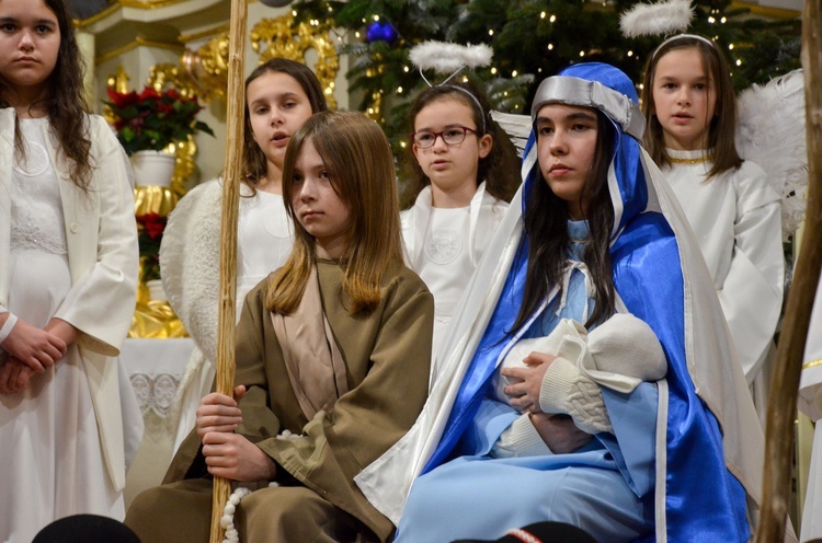 Trzej Królowie i kolędnicy z Połomia w bocheńskiej bazylice