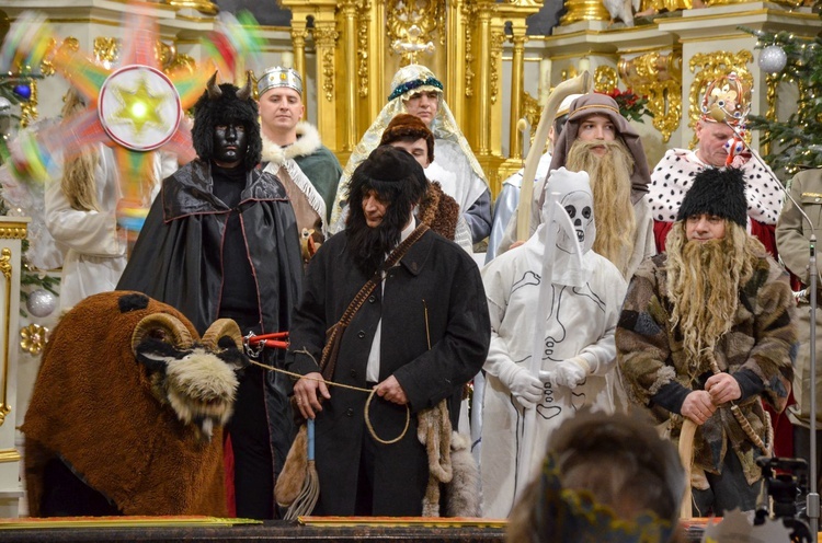 Trzej Królowie i kolędnicy z Połomia w bocheńskiej bazylice