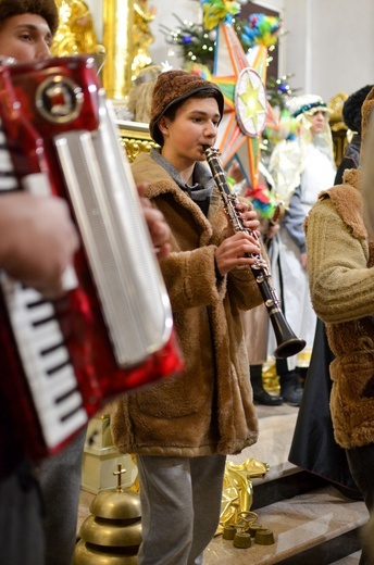 Trzej Królowie i kolędnicy z Połomia w bocheńskiej bazylice