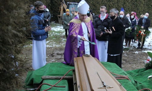 Bp Piotr Greger i uczestnicy pogrzebu odprowadzili śp. ks. Froelicha na cmenatrz komunalny w Wiśle.