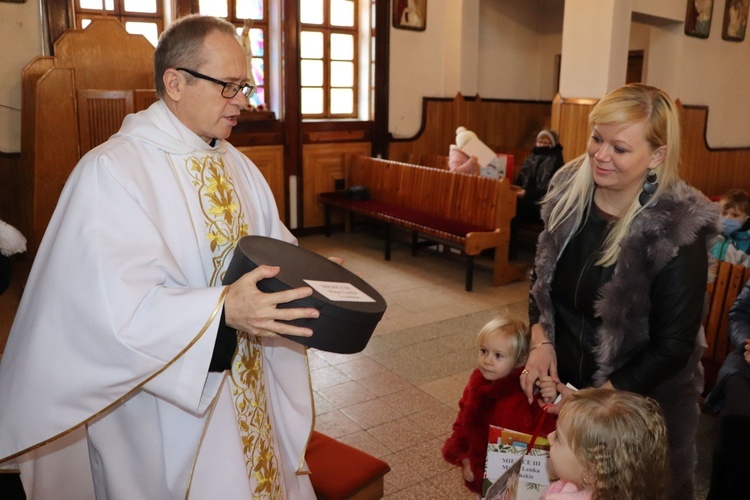 Nagrodzonym wręczył upominki ks. proboszcz Daniel Kwiatkowski.