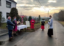 ▲	W Rachowicach mieszkańcy wystawili przed dom szopkę bożonarodzeniową.