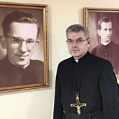 ►	Przy portrecie  w klasztorze oblatów  w Lublińcu. 