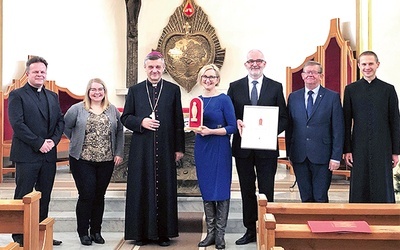 Ordynariusz diecezji z nominowanymi i laureatami.