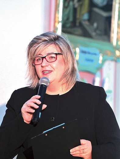 Do kolędowania online  zaprasza  Sylwia Strządała.