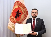 Burmistrz Rafał Mitura nie kryje radości z aktu nadania praw miejskich.