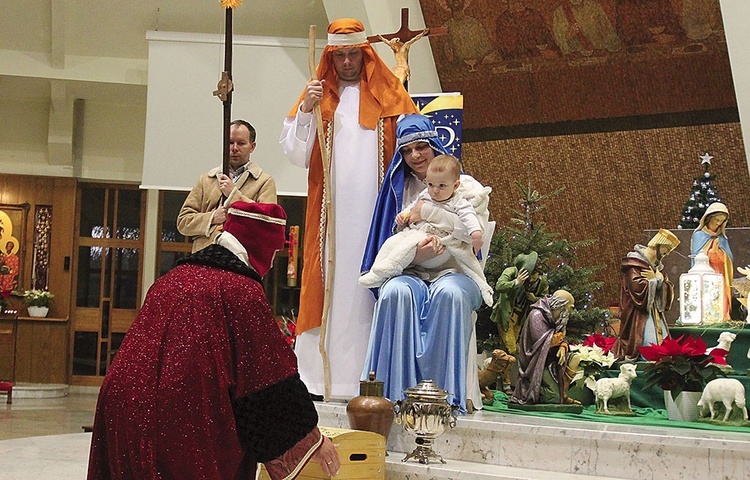 Mały Noe, syn Ewy i Jakuba Kopaczków, doskonale odegrał rolę Dzieciątka podczas pokłonu Mędrców w Aleksandrowicach.