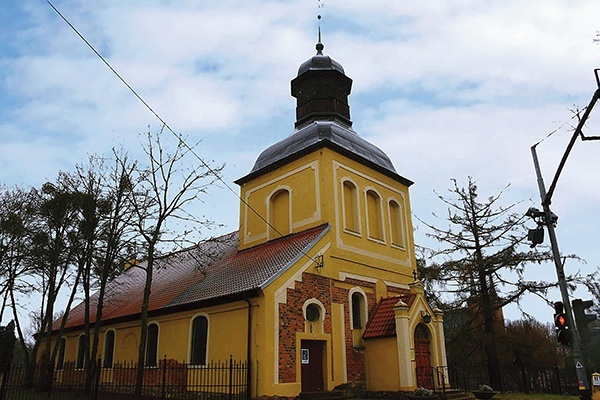 Świątynia znajduje się u zbiegu ulic Opackiej i Cystersów w Gdańsku-Oliwie.