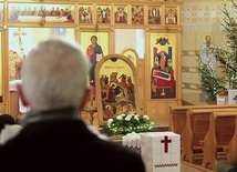 W cerkwiach nie ma zwyczaju stawiania szopek, czci się specjalną ikonę przedstawiającą narodzenie Pańskie.