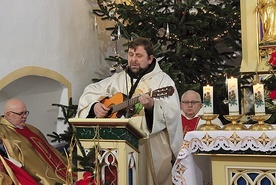 Pod koniec kazania o. Cherubin chwycił za gitarę.