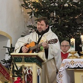 Pod koniec kazania o. Cherubin chwycił za gitarę.