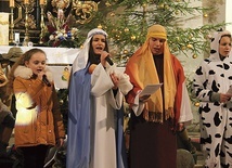 	Scenka misyjna odbyła się na schodach ołtarza chojnowskiej fary.