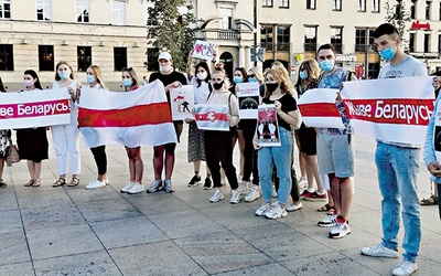 Jedno ze zdjęć przedstawia wsparcie dla protestujących  na placu Litewskim w Lublinie.