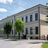 ▲	Dumą Solca jest liceum ogólnokształcące. Jego początki sięgają 1866 roku. Obecna siedziba została zbudowana w końcu XIX w.
