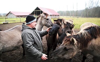 ▲	Opiekun zwierząt Tomasz Kiszka zna je wszystkie po imieniu.