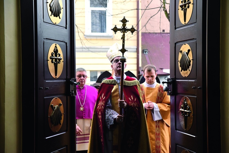 ▼	Biskup Wiesław Lechowicz wprowadza wiernych w czas łaski. 
