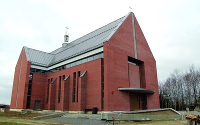Obok budynku kościelnego stanie dwukrotnie wyższa od niego dzwonnica.