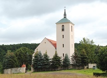 ◄	Świątynia znajduje się na skraju wsi, na niewielkim wzniesieniu.