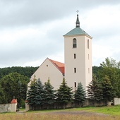 ◄	Świątynia znajduje się na skraju wsi, na niewielkim wzniesieniu.