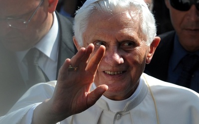 Benedykt XVI zaszczepi się przeciwko koronawirusowi 
