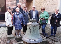 ▲	Grupa obecnych i dawnych parafian przy sławięcickim instrumencie w Münster. Od lewej: Magdalena Kurowska, Krystyna Kołodenna, Gerard Kurzaj, Maria Kurzaj, Hans Manek, Kornelia von Soldenhoff i Alicja Manek.