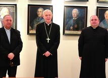 ▲	Biskup płocki z ustępującym ze stanowiska ks. T. Kozłowskim (po lewej) i jego następcą ks. T. Białobrzeskim (po prawej).