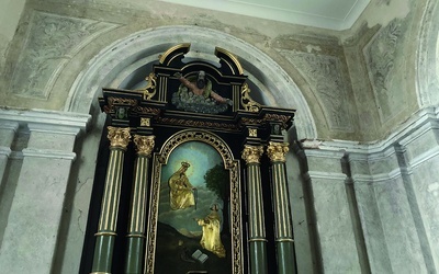 ◄	W makowskiej farze, w kaplicy św. Anny, po usunięciu wtórnych warstw malarskich można podziwiać powstałą w połowie XIX wieku polichromię.