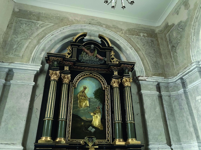 ◄	W makowskiej farze, w kaplicy św. Anny, po usunięciu wtórnych warstw malarskich można podziwiać powstałą w połowie XIX wieku polichromię.