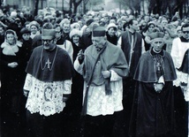 ▲	Kardynał Stefan Wyszyński w asyście abp. Antoniego Baraniaka i bp. Bogdana Sikorskiego pozdrawia uczestników rozpoczęcia peregrynacji obrazu Matki Bożej Częstochowskiej w diecezji płockiej  30 listopada 1975 roku.