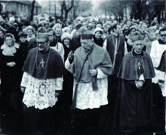 ▲	Kardynał Stefan Wyszyński w asyście abp. Antoniego Baraniaka i bp. Bogdana Sikorskiego pozdrawia uczestników rozpoczęcia peregrynacji obrazu Matki Bożej Częstochowskiej w diecezji płockiej  30 listopada 1975 roku.