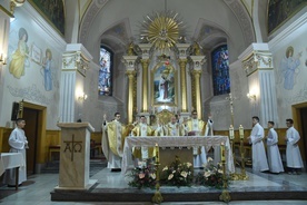 W ołtarzu głównym znajduje się obraz św. Jakuba - patrona kościoła.