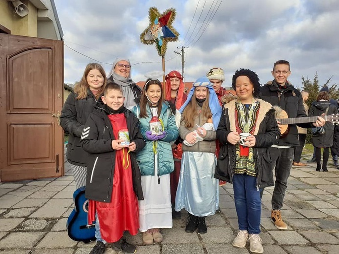 Kolędnicy misyjni w parafii Miłosierdzia Bożego w Świdnicy.