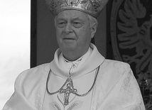 Biskupim zawołaniem śp. bp. Adama Dyczkowskiego były słowa „Sursum corda” (W górę serca).