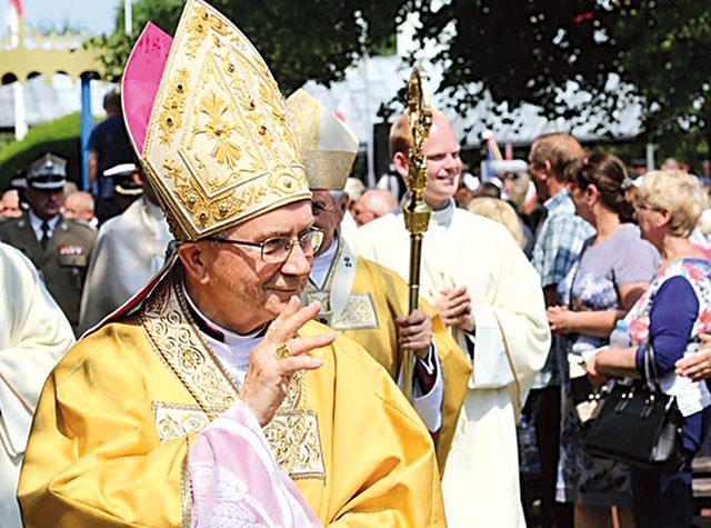 Co roku bp Stankiewicz przybywał do Polski i odwiedzał naszą diecezję. Na zdjęciu: podczas jednej z wizyt w Rokitnie.