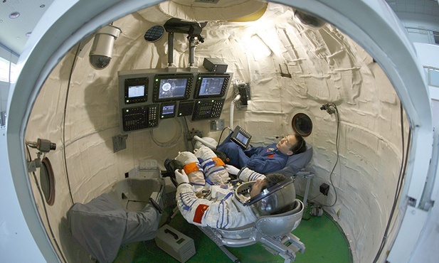 Chińscy astronauci podczas ćwiczeń w kapsule statku kosmicznego.