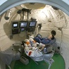 Chińscy astronauci podczas ćwiczeń w kapsule statku kosmicznego.