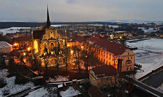 Dawny kościół ewangelicki i pałac Marianny Orańskiej.