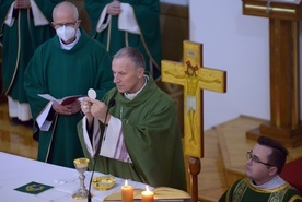 Ordynariusz radomski przewodniczy Eucharystii w kaplicy seminaryjnej.