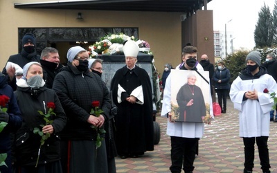 Procesję do grobu, gdzie spoczęła s. Henryka, poprowadził bp Andrzej Dziuba. 