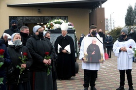 Procesję do grobu, gdzie spoczęła s. Henryka, poprowadził bp Andrzej Dziuba. 