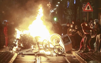 Zamieszki w Brukseli: Demonstranci zaatakowali samochód króla