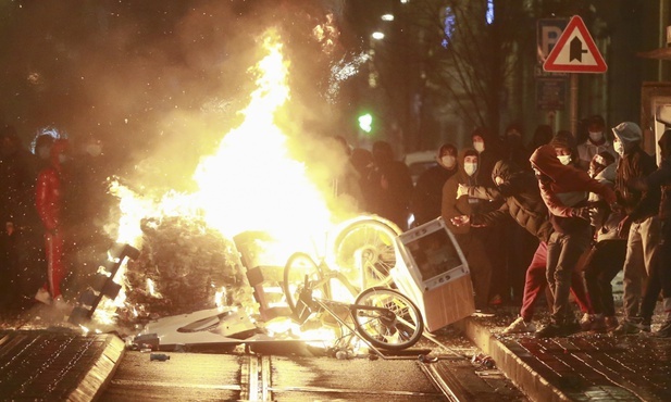 Zamieszki w Brukseli: Demonstranci zaatakowali samochód króla