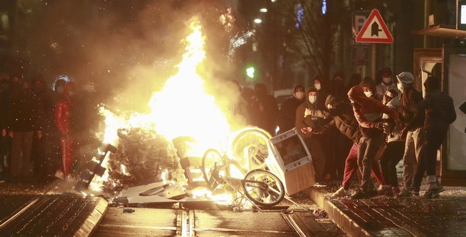 Zamieszki w Brukseli: Demonstranci zaatakowali samochód króla