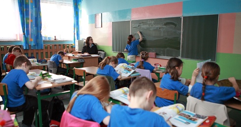 Śląskie. W poniedziałek do szkół wraca ok. 128 tys. uczniów