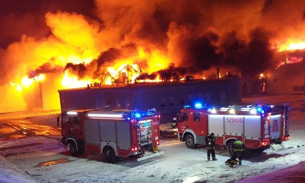 Do pożaru zostało skierowanych ponad 12 jednostek straży pożarnej.