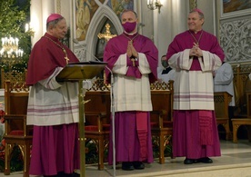 Biskupi proszą o modlitwę za Czcigodnego Solenizanta (z lewej) w parafiach diecezji radomskiej.