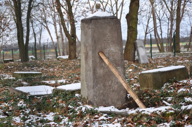 Odnowiony kirkut w Dębowej