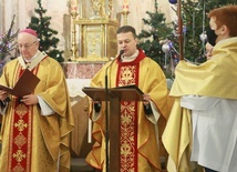 Msza św. podczas której abp Budzik wprowadził nowego proboszcza do parafii w Kłodnicy.